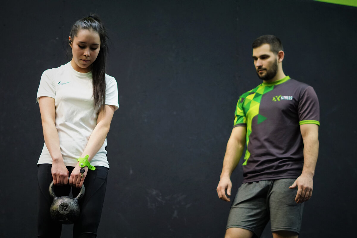Персональный тренер клуба X-Fitness Денис Кушнир, учит как разгружать арбузы