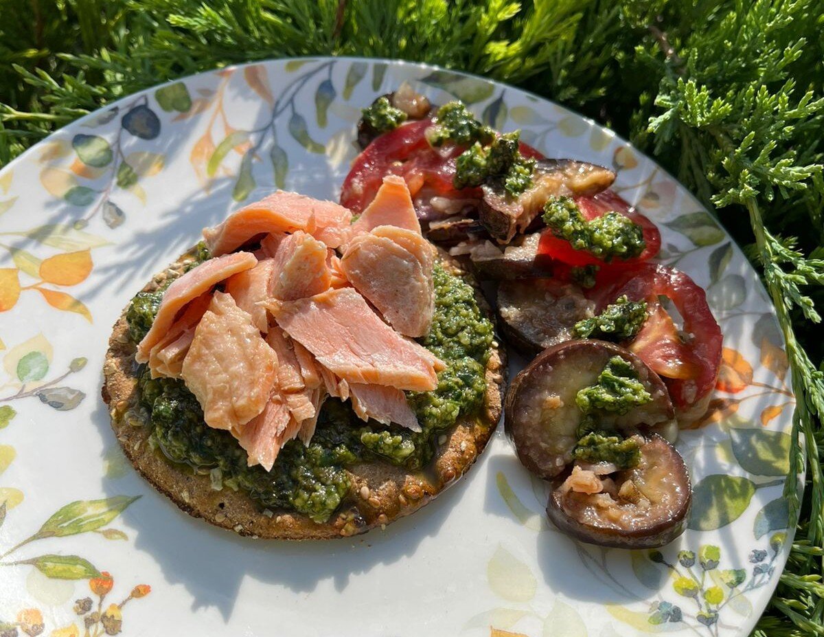 Летний завтрак от Даши Третьяковой: овощи, зерновой хлебец, рыба и домашний песто. Множество ее идей здесь: https://t.me/wellness_hedonism