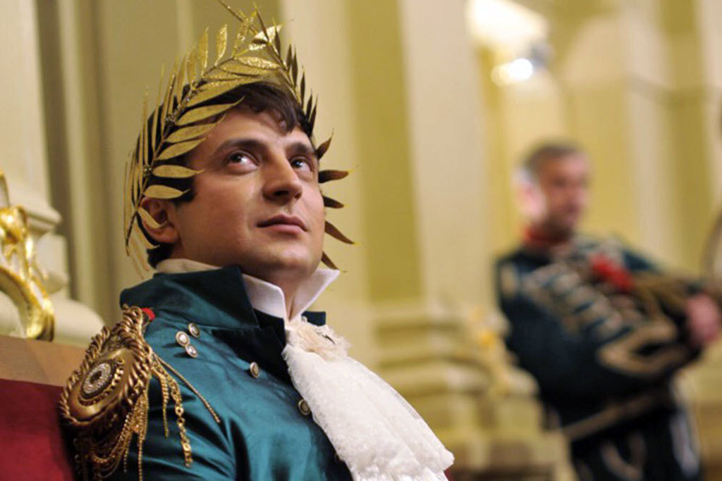 Владимиру Зеленскому приходилось играть Наполеона. Кажется, он так и не вышел из образа. Фото: karaulovlife.ru