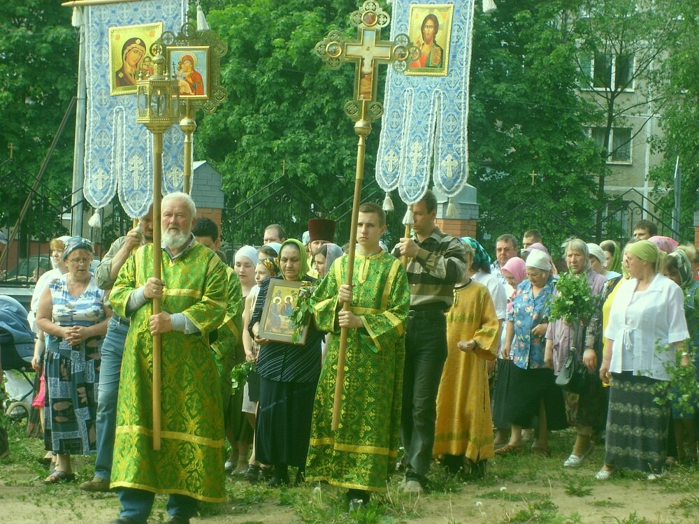 Крестный ход к часовне; 27 мая 2002 г.