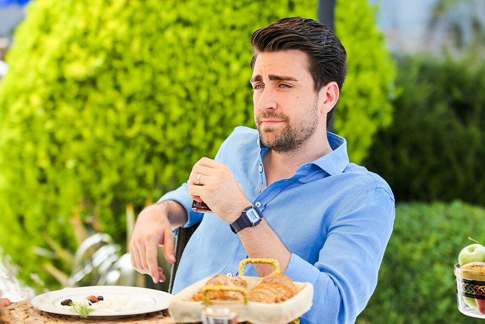 Керем се препушта пословним фантазијама после укусног доручка