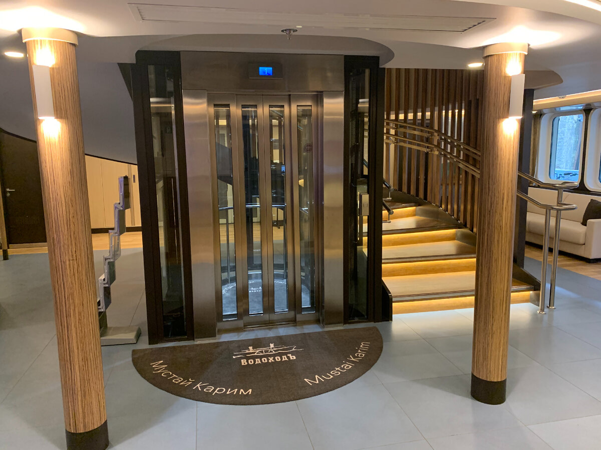 Лифт на главной палубе около стойки регистрации