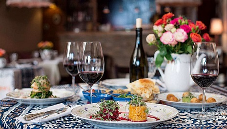 Картинка из инета: — Дамы прошу к столу.