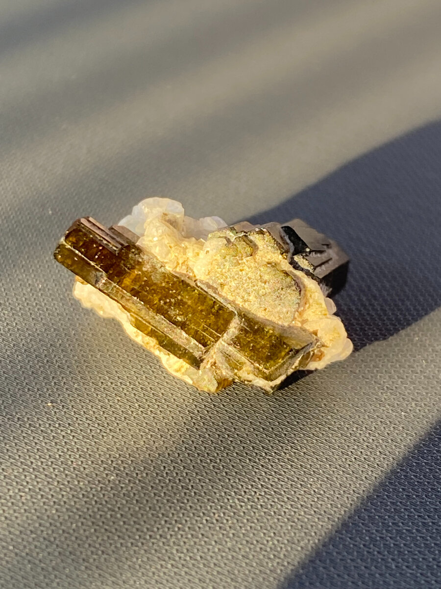 Кристаллы турмалина верделита в породе.