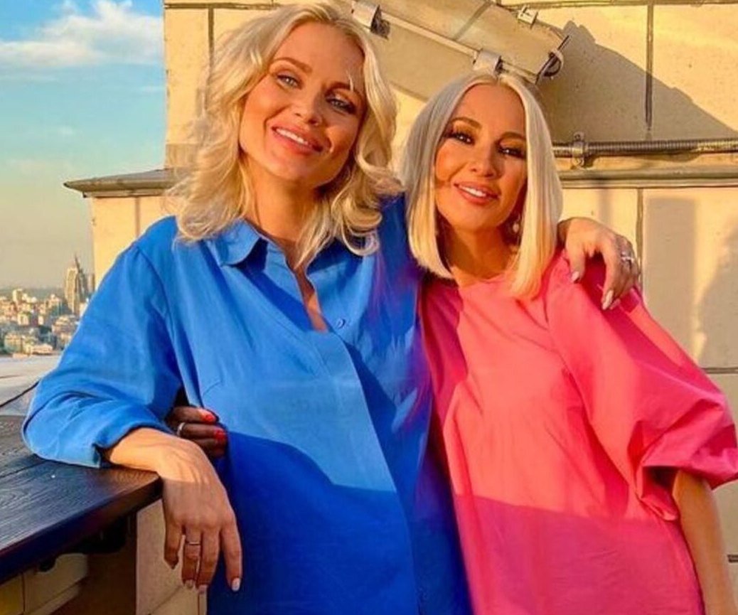     «Люблю тебя, бро»: Лера Кудрявцева в ресторане потрогала живот беременной Кати Гордон