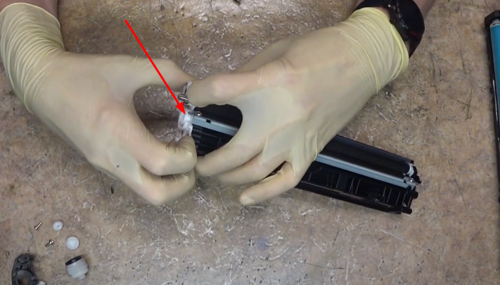 Фото 65. Прокручиваем большую шестерню от себя