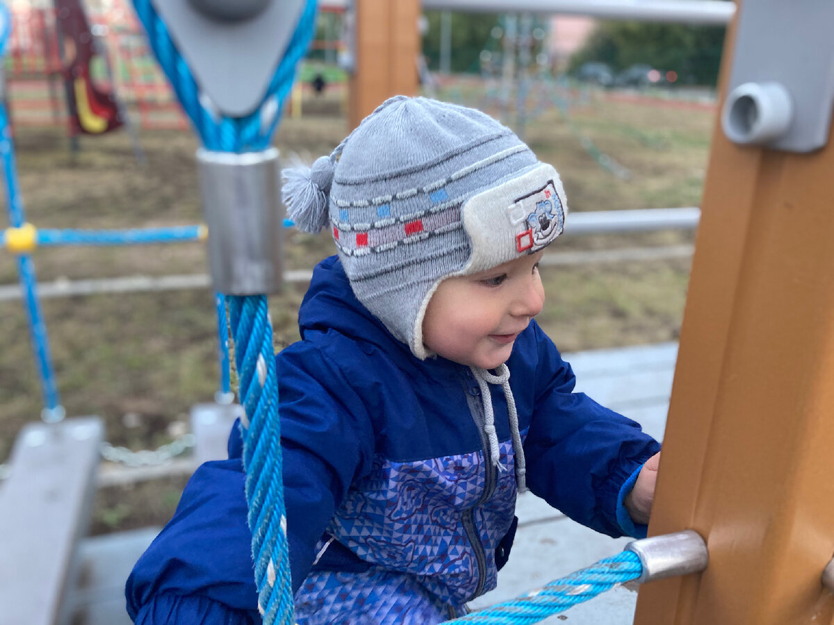 Ждём сестренку с танцев