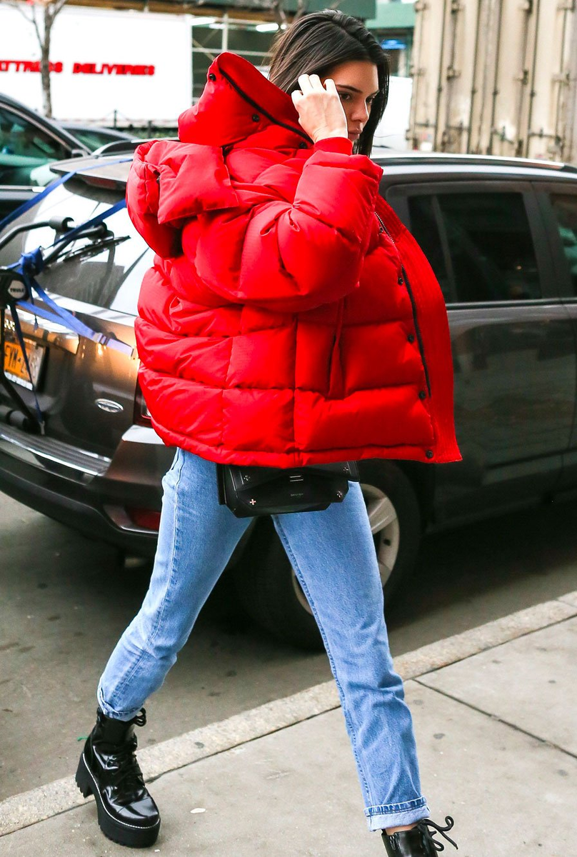 Куртка в любом гардеробе - самая необходимая вещь в холода. А какая это будет куртка, можно решить исходя из своего стиля, благо тренды предполагают широкий выбор.