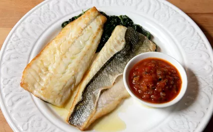 Томатная сальса выгодно дополняет нежный вкус слегка поджаренного сибаса.