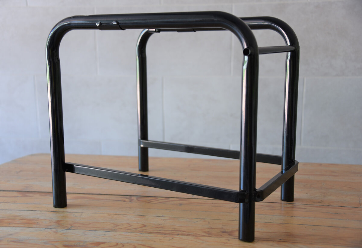 оснащен рамой (подставкой) 