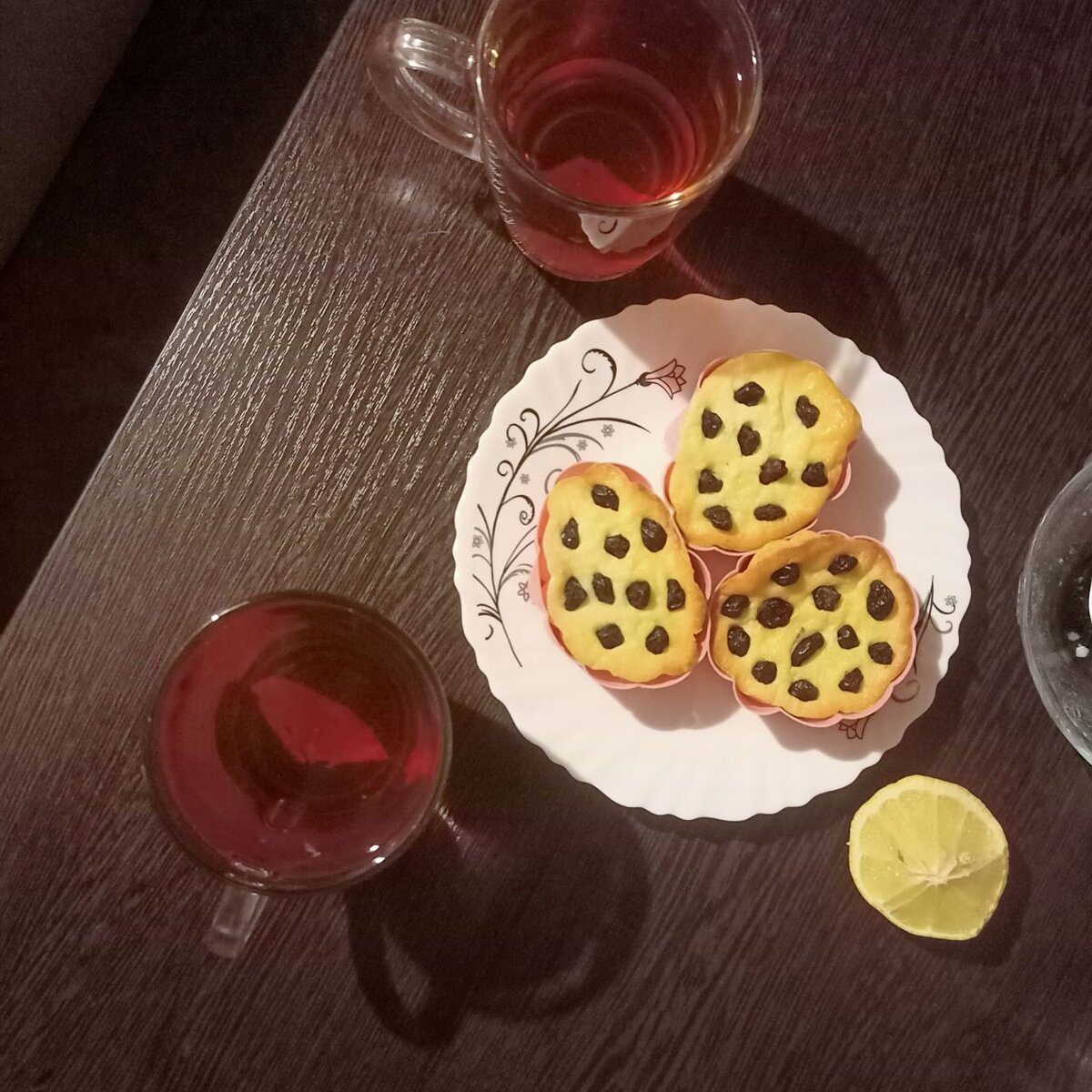 Эта идея по-разному просматривается в работе каждого из нас. Но к ней пришли все. На год, на два опережает программу В. Ф. Шаталов, за полгода, за год начинает изучать трудные темы С. Н. Лысенкова. Задачи для старшеклассников, а то и для студентов даёт шестилеткам и первоклашкам И. П.  Волков. Трудные головоломки, непосильные и взрослым даёт детям Б.П.Никитин. Опережение программы доставляет ученикам удовольствие, вызывает гордость; учитель перестаёт зависеть от программы. Он свободнее распоряжается временем на уроках. Важным открытием надо считать большую и малую перспективы С. Н. Лысенковой. До сих пор учитель на уроке лишь повторял материал и объяснял новый, он знал лишь вчера и сегодня. С. Н. Лысенкова впервые вводит на урок завтра. Кроме повторения и объяснения нового, она отводит некоторое время для изучения материала, который будет проходить через 50 или 100 уроков. Оказывается, это совершенно необходимо, потому что многим из маленьких детей не хватает предусмотренных программой уроков. На освоении темы одним детям нужно пять уроков, другим-пятьдесят. Исподволь, заранее подбираясь к будущей сложной теме, С. Н. Лысенкова даёт всем детям необходимое время для созревания мысли. При этом сильные дети получают возможность отвечать на вопросы, которые ещё не изучались в классе, пользоваться интуицией, догадками, от чего они быстро развиваются и не скучают среди более слабых детей, не отвыкают от работы, как это часто случается. Наш общий опыт показывает что больше всего выигрывают в сотрудничестве сильные ученики, "главный резерв учителя". Их ничто не сдерживает, они ведут за собой коллектив. Класс становится думающим, трудолюбивым и улыбчивым. 