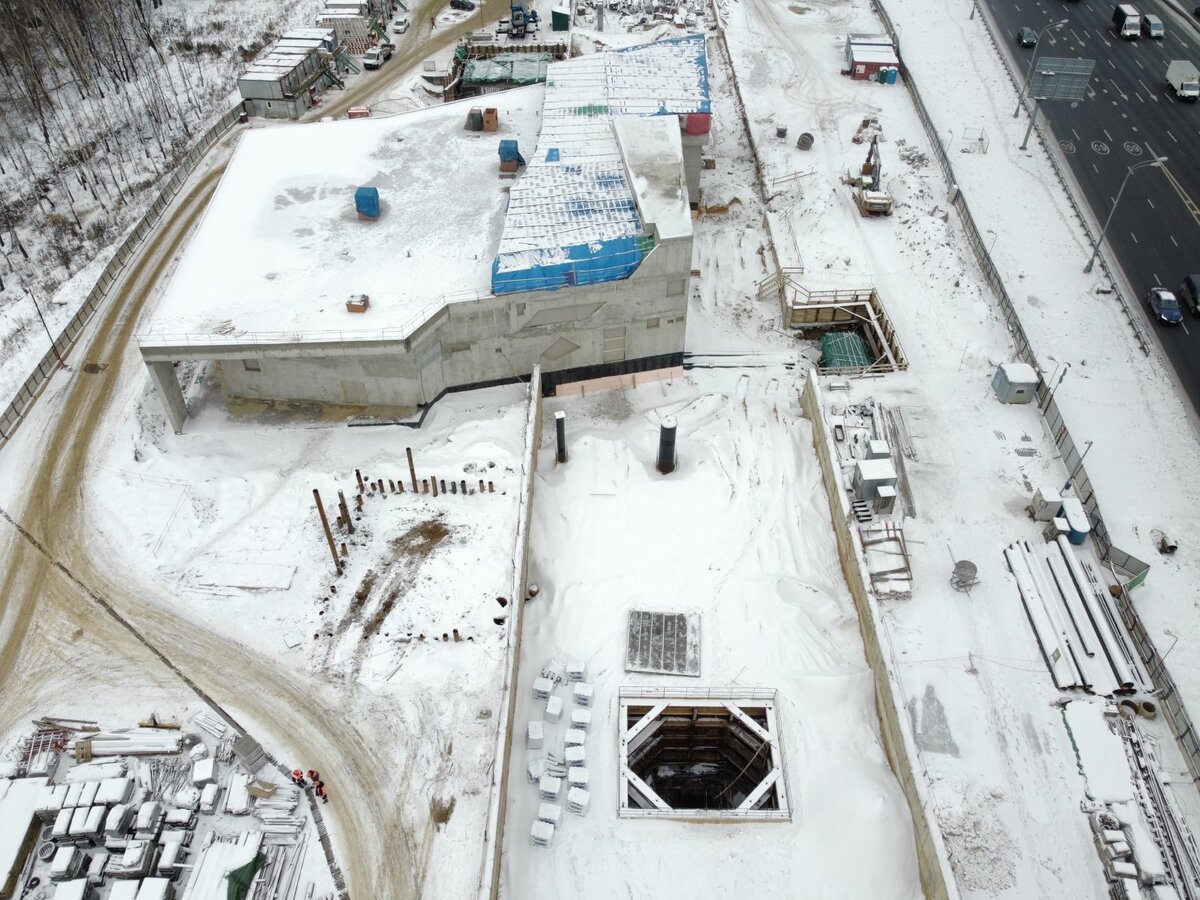 📷 1: Вид на наземный вестибюль сзади и на временный технологический проем для спуска материалов на станцию, в дальнейшем проем будет закрыт и засыпан.