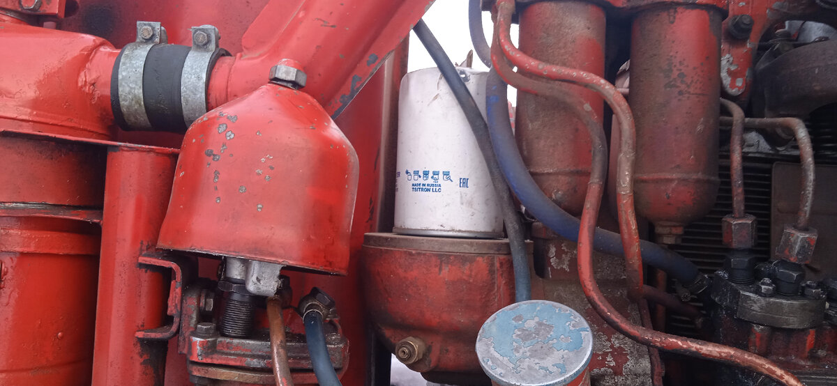 На тракторе  т 25 установлен маслянный фильтр вместо центробежного фильтра (центрифуги).