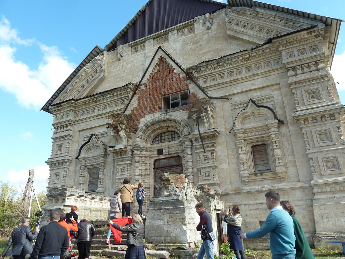 Внутри когда-то были росписи по рисункам Васнецова, но сейчас ничего не осталось.  