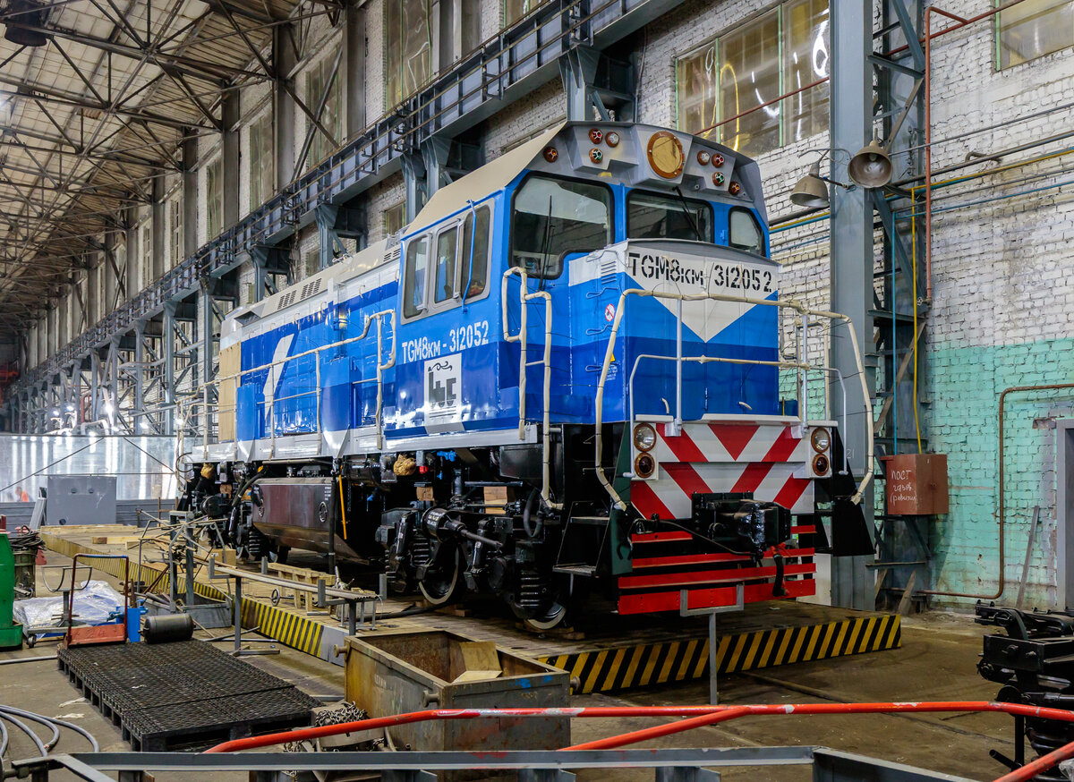 Маневровый ТГМ8КМ-312052 в тепловозосборочном цехе Людиновского тепловозостроительного завода