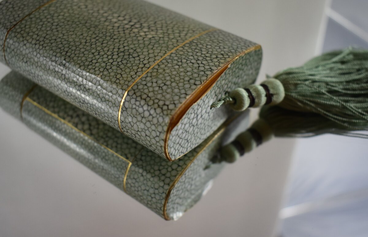 Caron, духи Nuit de Noel, парфюмер - Эрнест Дальтрофф, дизайн флакона и футляра - Фелиция Ванпуй. Флакон из чёрного хрусталя Baccarat, футляр для духов - шагрень, кисточка - шёлк, 1922