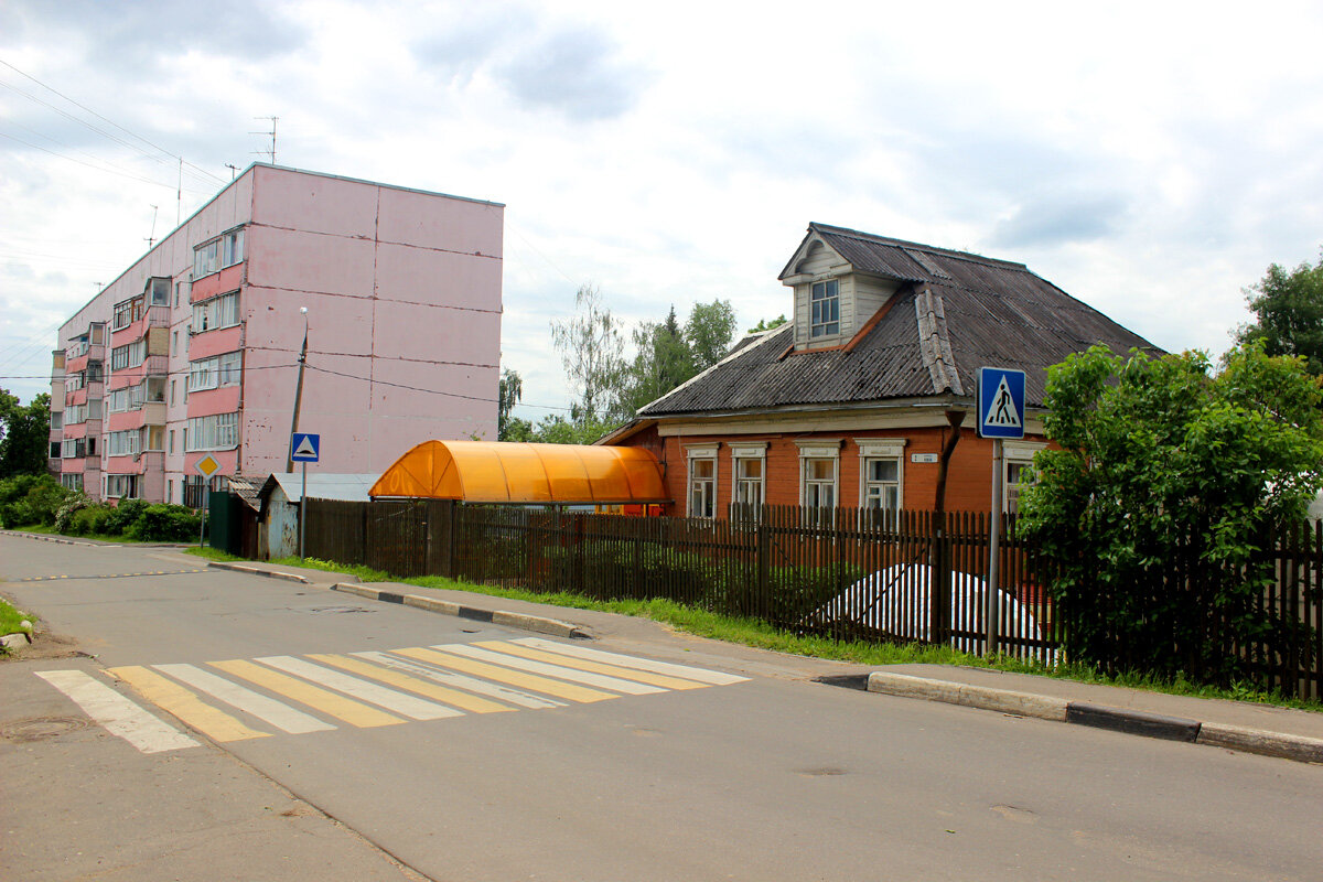Типичное для Рузы соседство современной пятиэтажки и деревенского домика