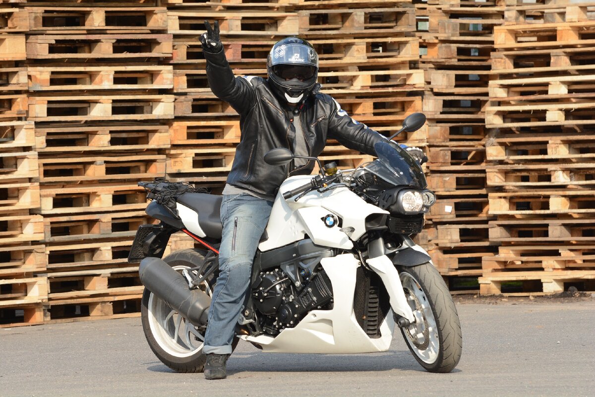 Я порылся в своих фотках. Везде где я есть на мотоцикле, я опираюсь правой ногой