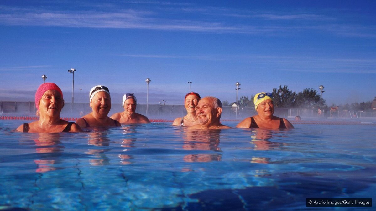 В каждом исландском городе есть бассейн, который служит центром внимания сообщества (Источник: Arctic-Images / Getty Images)