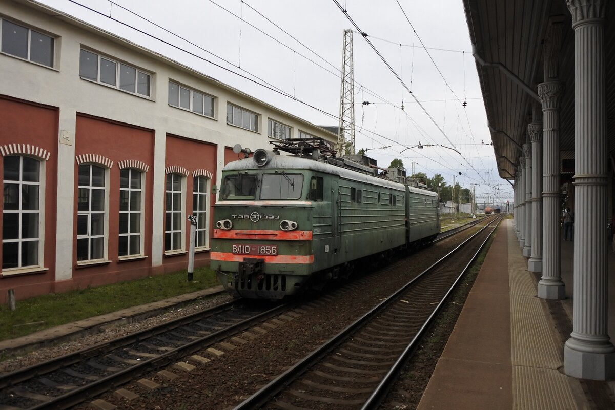 Легендарный тбилисский электровоз ВЛ10 на фоне депо середины XIX века.