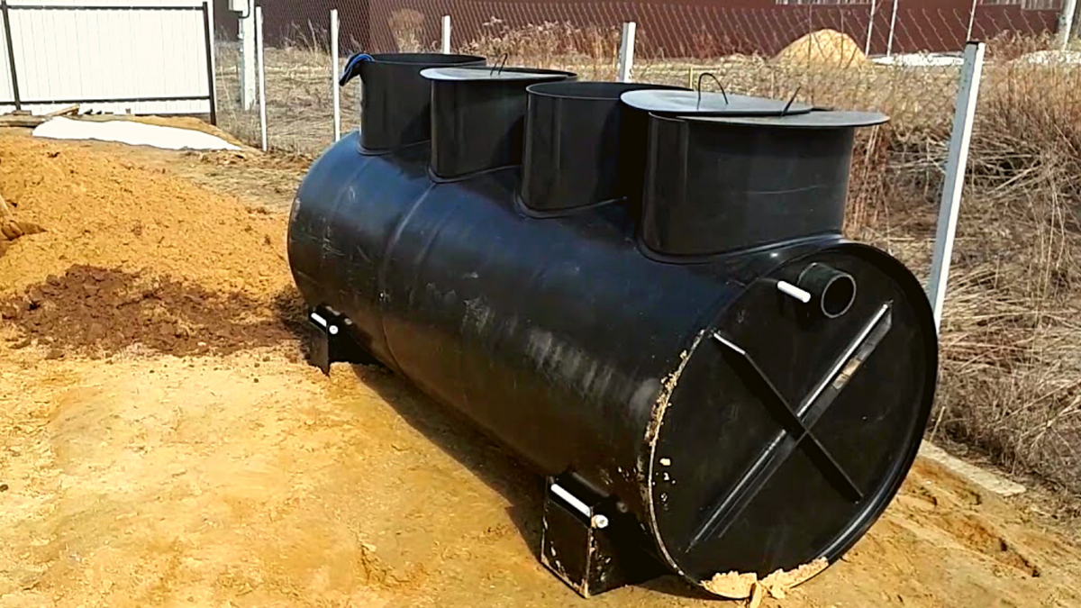 Септик - пластиковая ёмкость. Часто ошибочно септиками называют и систему канализации из бетонных колец, но это не верно