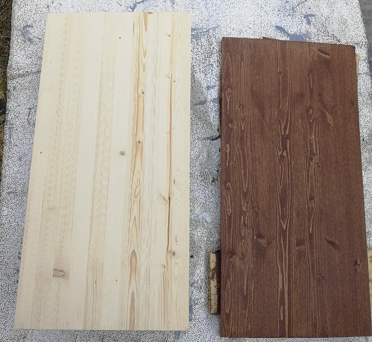 Справа мебельный щит покрашен в один слой эко-лаком Bioteks. Листайте