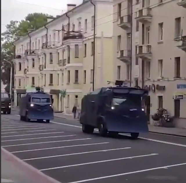 По Минску снова ездит военная техника. Силовики готовятся к очередному выходу людей на улицы, которое запланировано на сегодня.