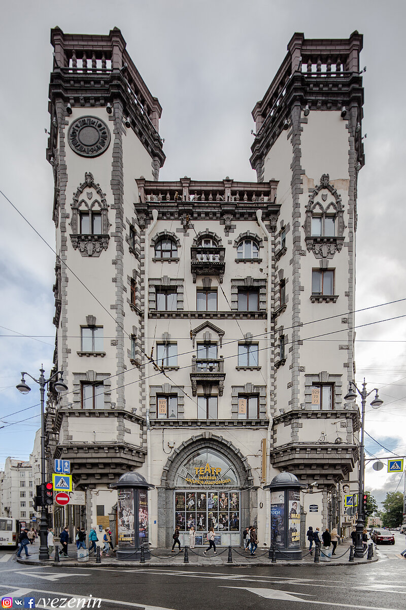 Красавец-дом, построенный на бывшей Архиерейской, ныне площади, переименованной в 1925 году в честь замечательного писателя Льва Николаевича Толстого!