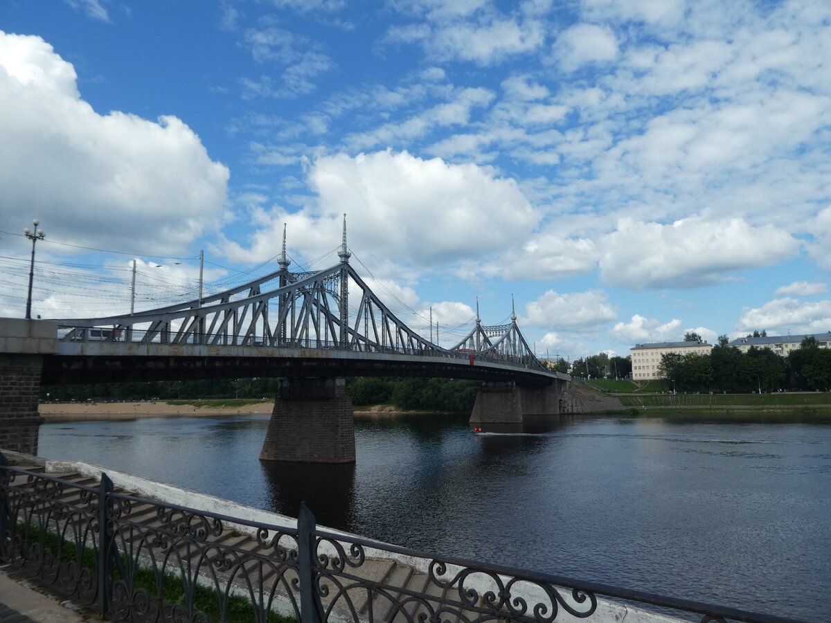 Вероятно, это один из семи мостов (считается, что похож на мост Сечени в Будапеште), через который полагается промчаться молодожёнам... 