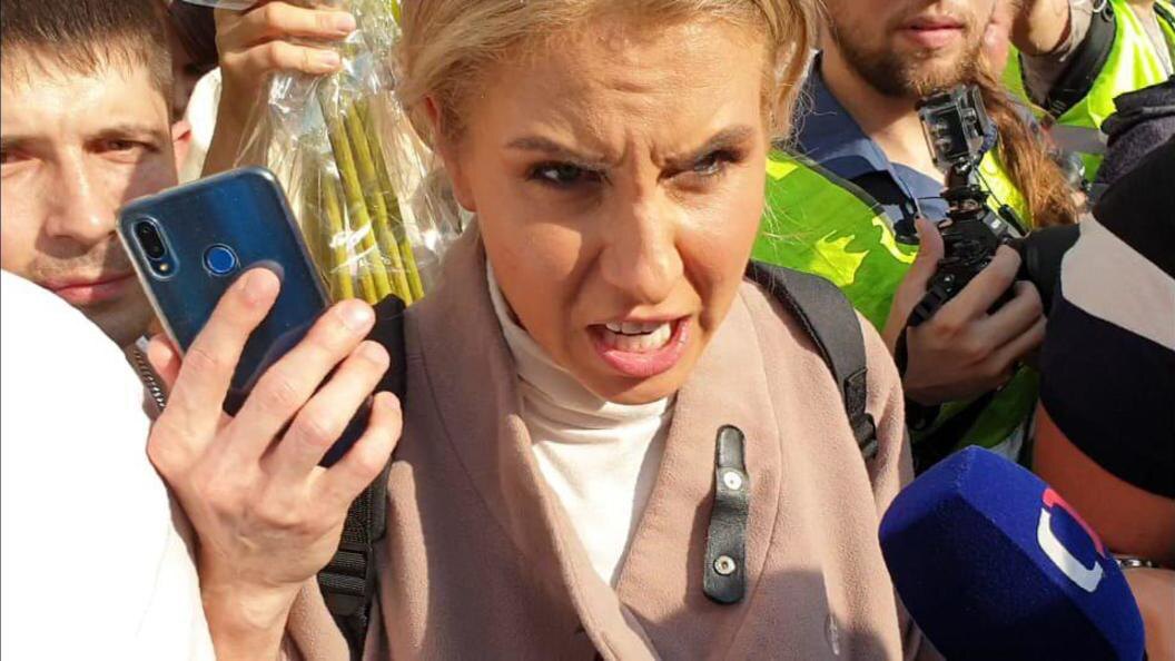 Знакомьтесь, это Любовь Соболь, человек позиционирующий себя как российский политический и общественный деятель, юрист «Фонда борьбы с коррупцией», хотя ни её общественных деяний, ни юридической практики мне найти так и не удалось.