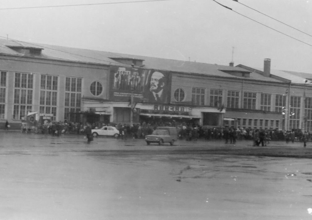 Железнодорожный вокзал. Перед началом демонстрации по случаю годовщины Октябрьской революции. Нач. 1980-х г.г. Фото Белякова А.Г.Место съемки: Привокзальная пл. Источник: http://ivmk.net/lithos-oldivan05.htm