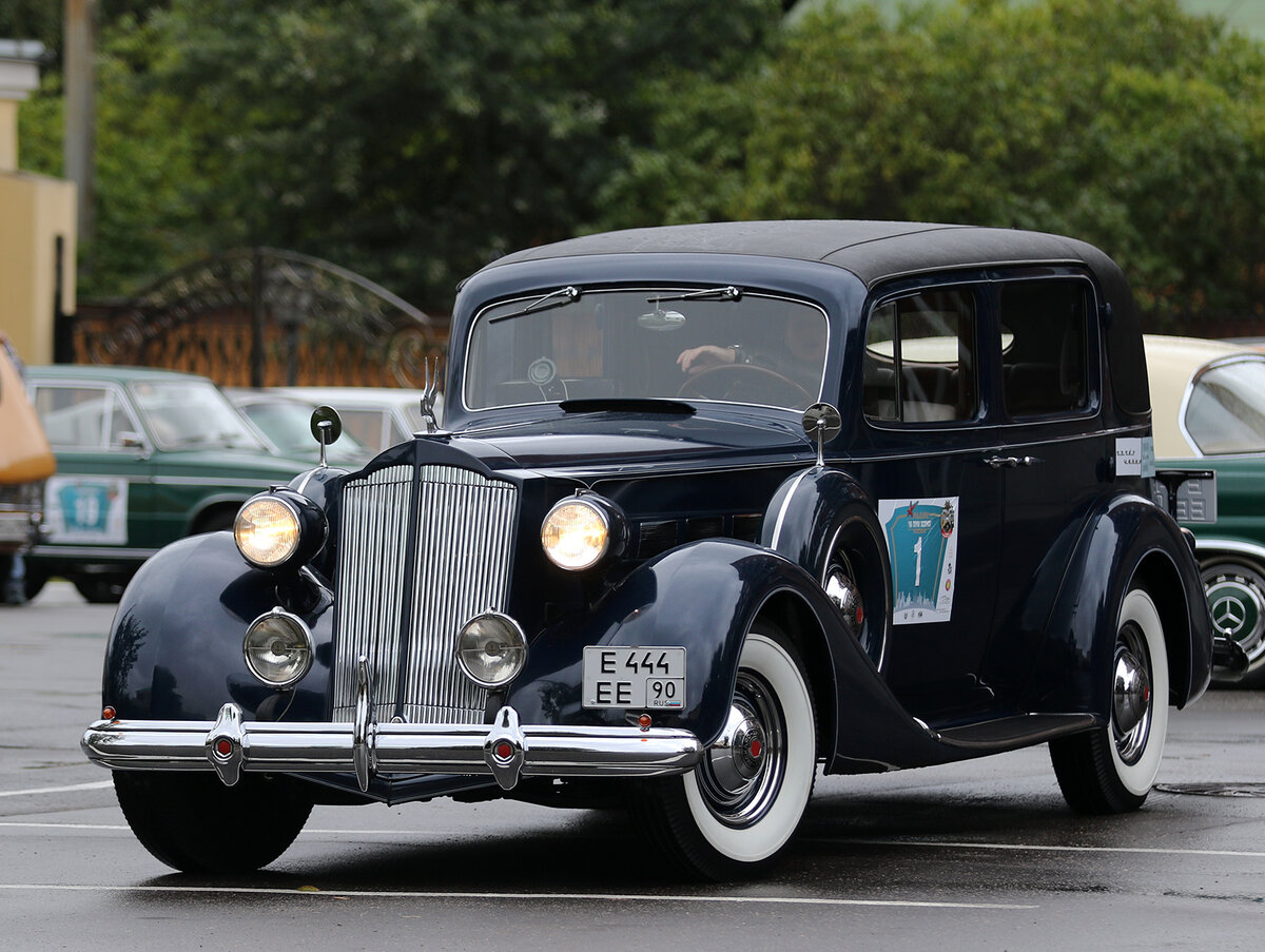 Packard Super Eight 1937 года - старейший участник гонки, именно ему отвели роль первооткрывателя мероприятия