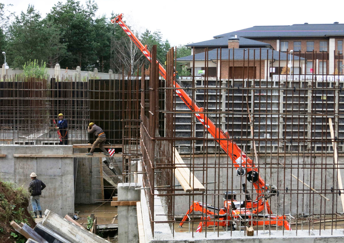 Монтаж опалубки мини-краном Арлифт SPB360