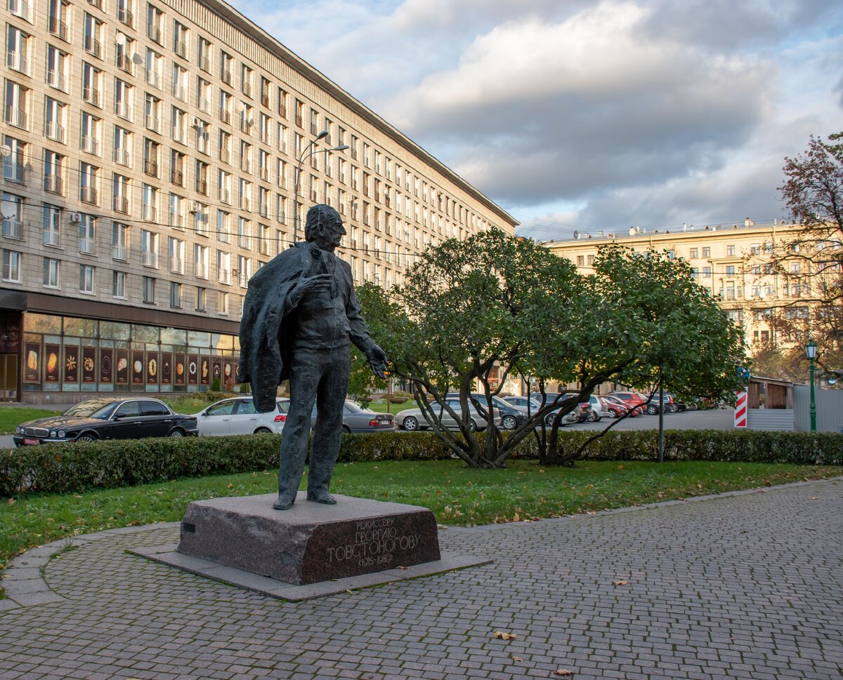 памятник товстоногову в санкт петербурге