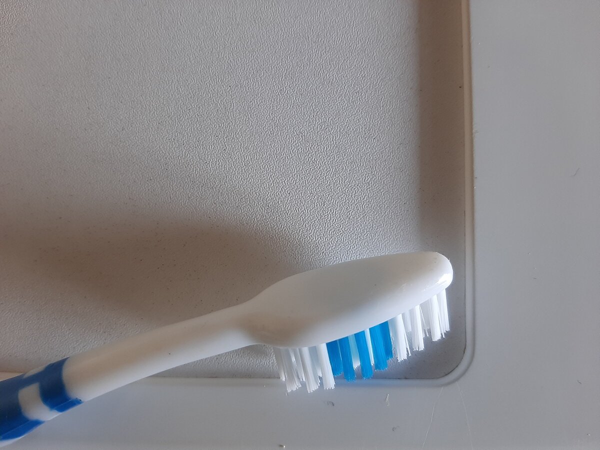 Зубная щетка - лучшая помощница в уборке