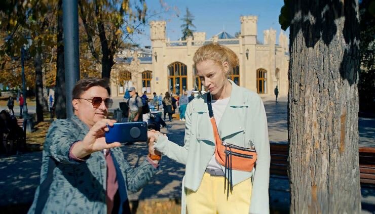 Главные герои на фоне нарзанной галереи. Я там недавно тоже был, нарзанчик пил, по усам бежало...