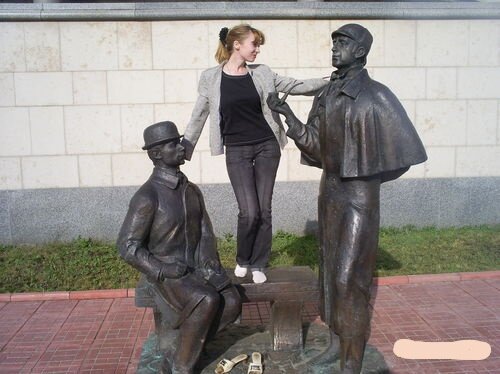 Фото памятника нашим кино-героям у посольства Великобритании в Москве... и автора этого поста