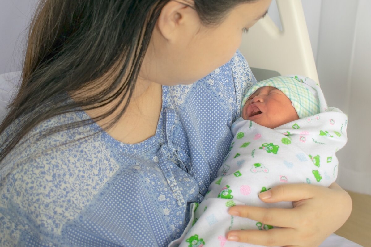 Женщина с новорожденным Душанбе. Как выглядит новорожденный ребенок в 17 дней после родов. Меня мама родила в 37