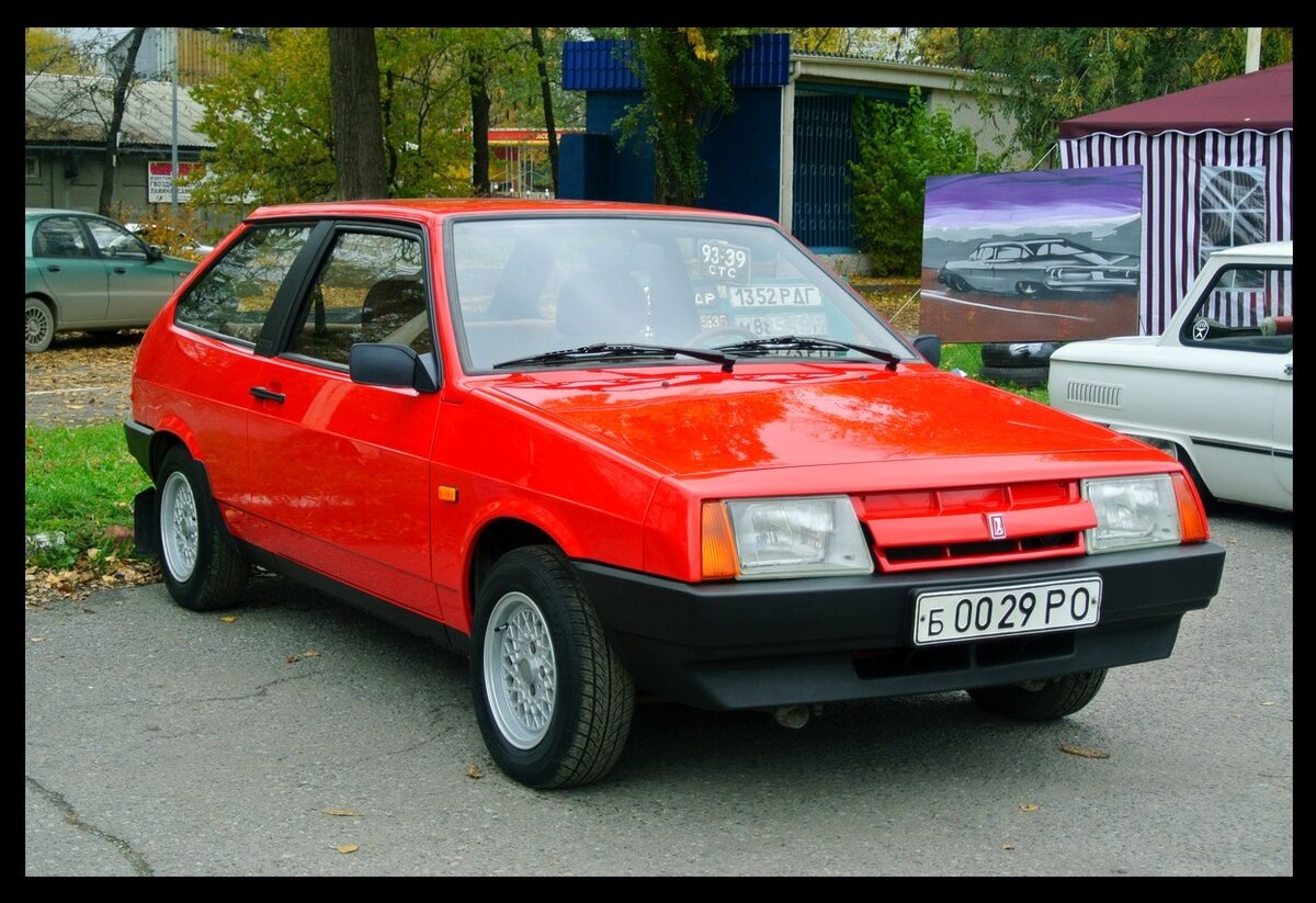 Первые девятки имели съемную переднюю часть и так называемое "короткое крыло". Двигатель был карбюраторный, с объемом 1300куб.см / 64л.с. и 4/5 ступенчатую коробку. Из последующих изменений была заменена панель и частично салон авто. Не считая переделки под "целую морду"