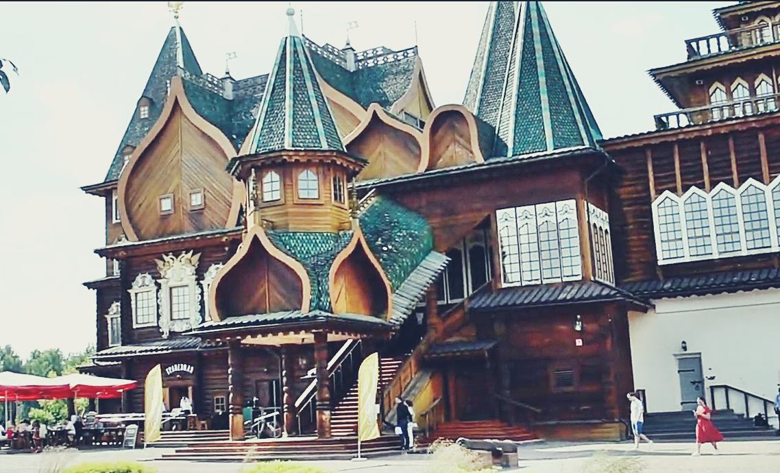 В кафе традиционные русские блюда : клюквенный морс, оладьи с мёдом