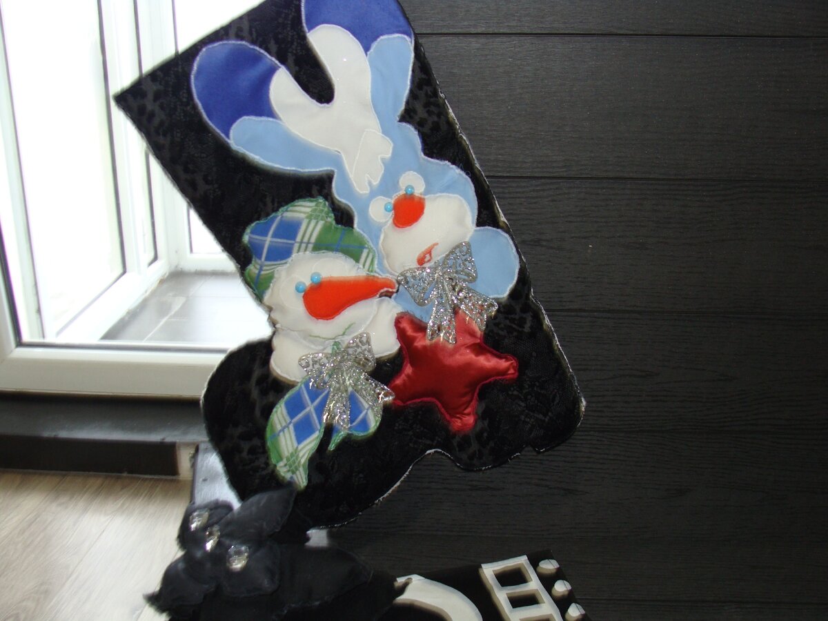 Новогодний сапожок в интерьере с оригинальной рельефной вышивкой от дизайн-студии "Красные маки"  krasn-mak@mail.ru