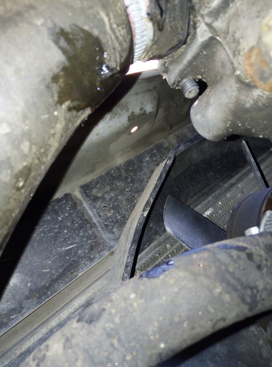 Следы антифриза на верхнем патрубке радиатора.