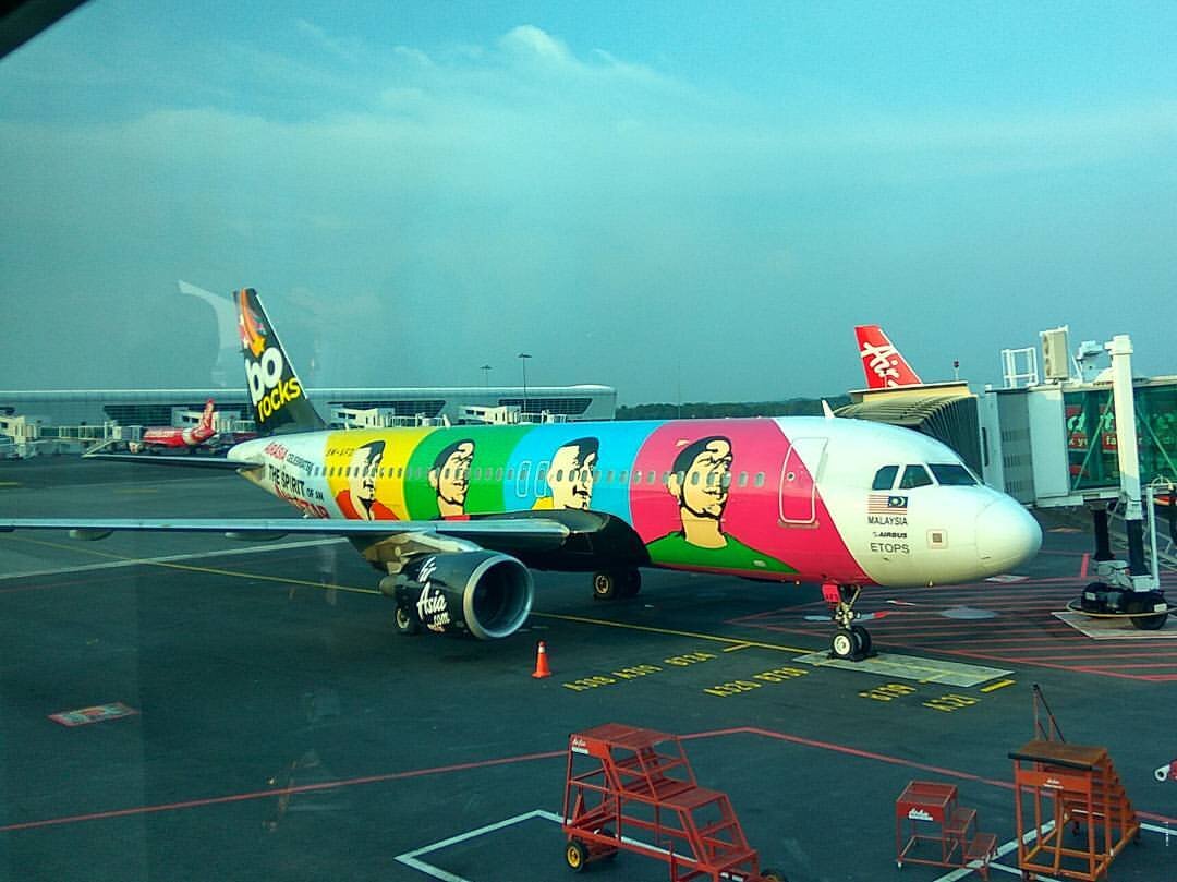 Вылетаем из аэропорта Малайзии на Шри - Ланку.