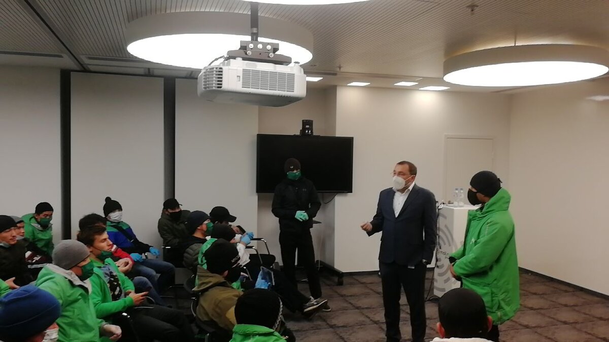 Владимир Габриэлян на встрече с курьерами.