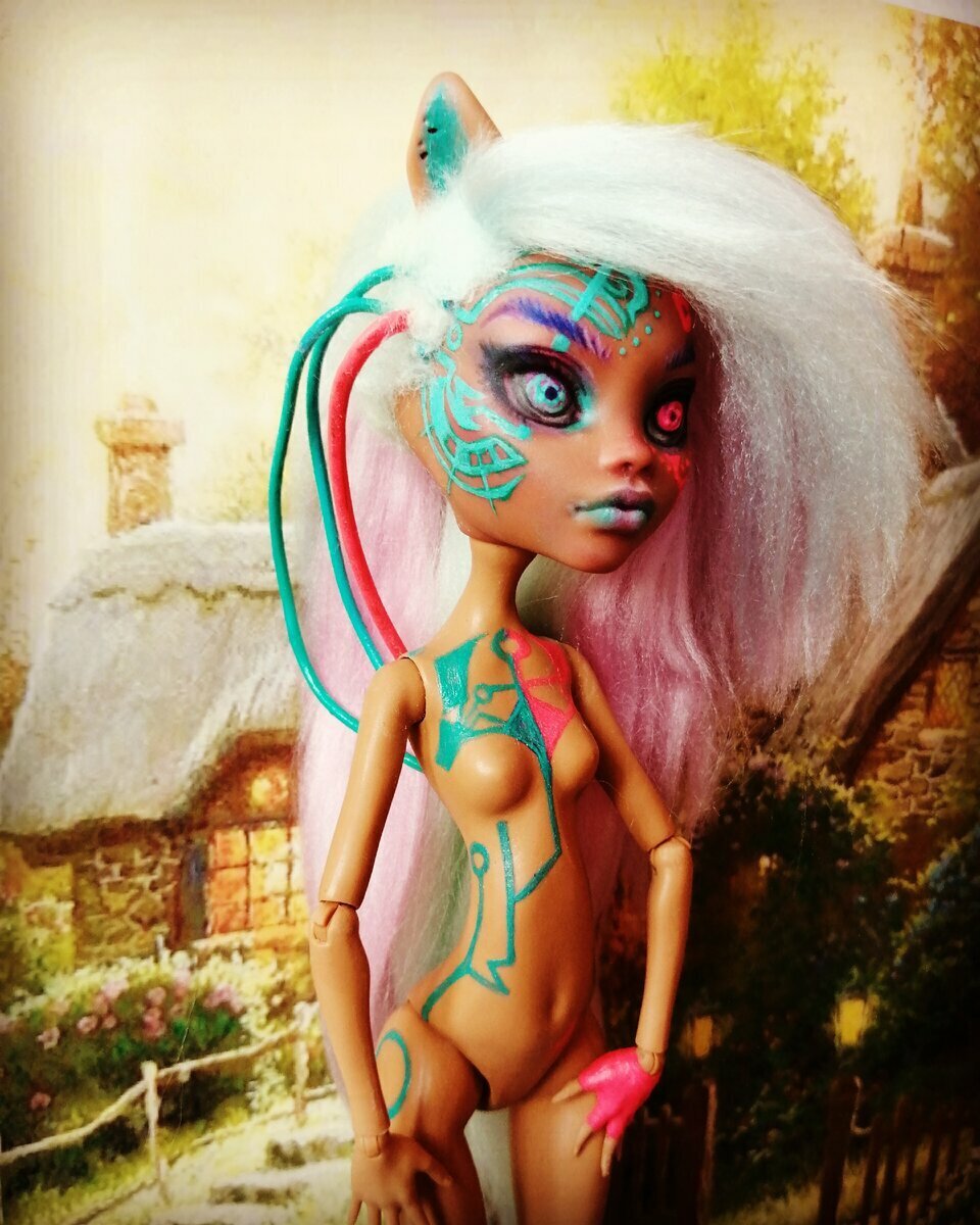 Волосы из акриловой пряжи, здесь уже использовала проклейку головы