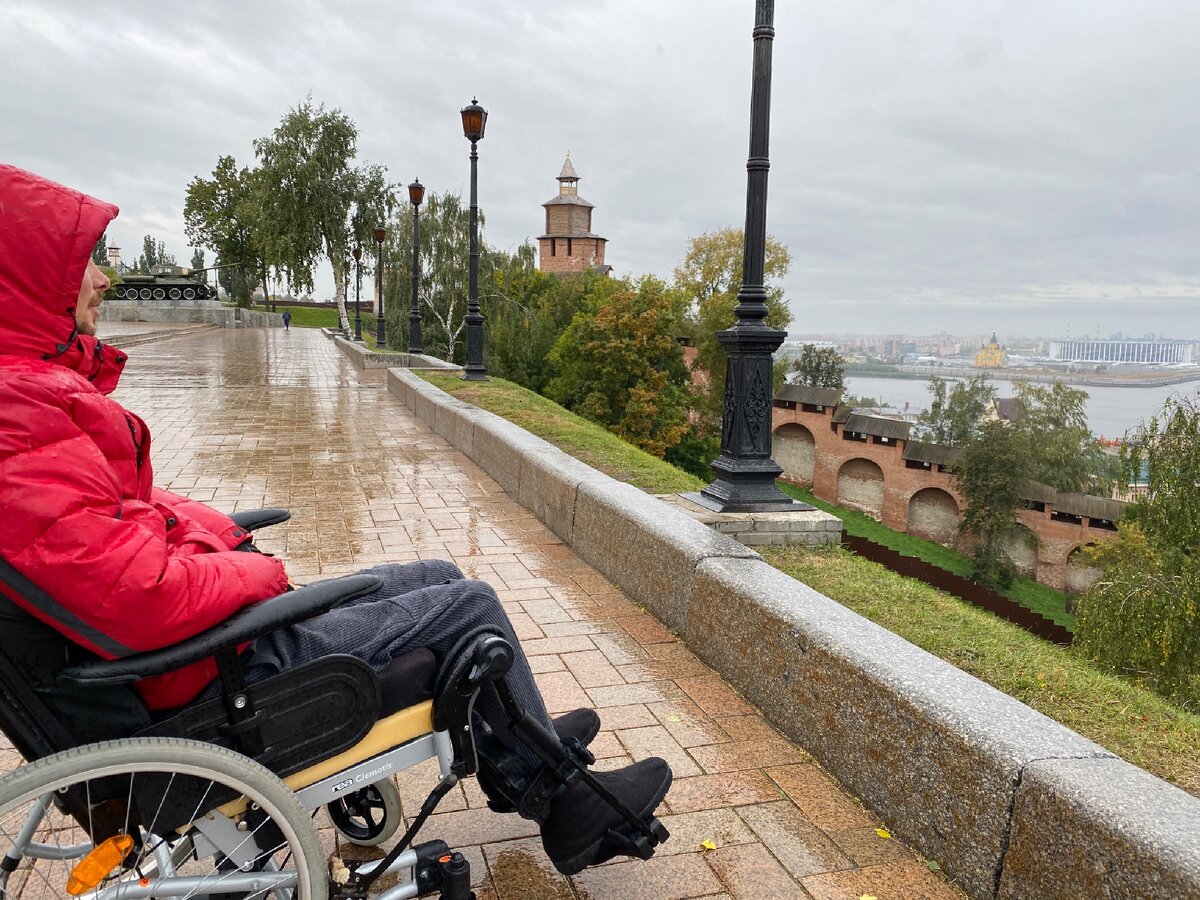 Сергей любуется видом на Волгу