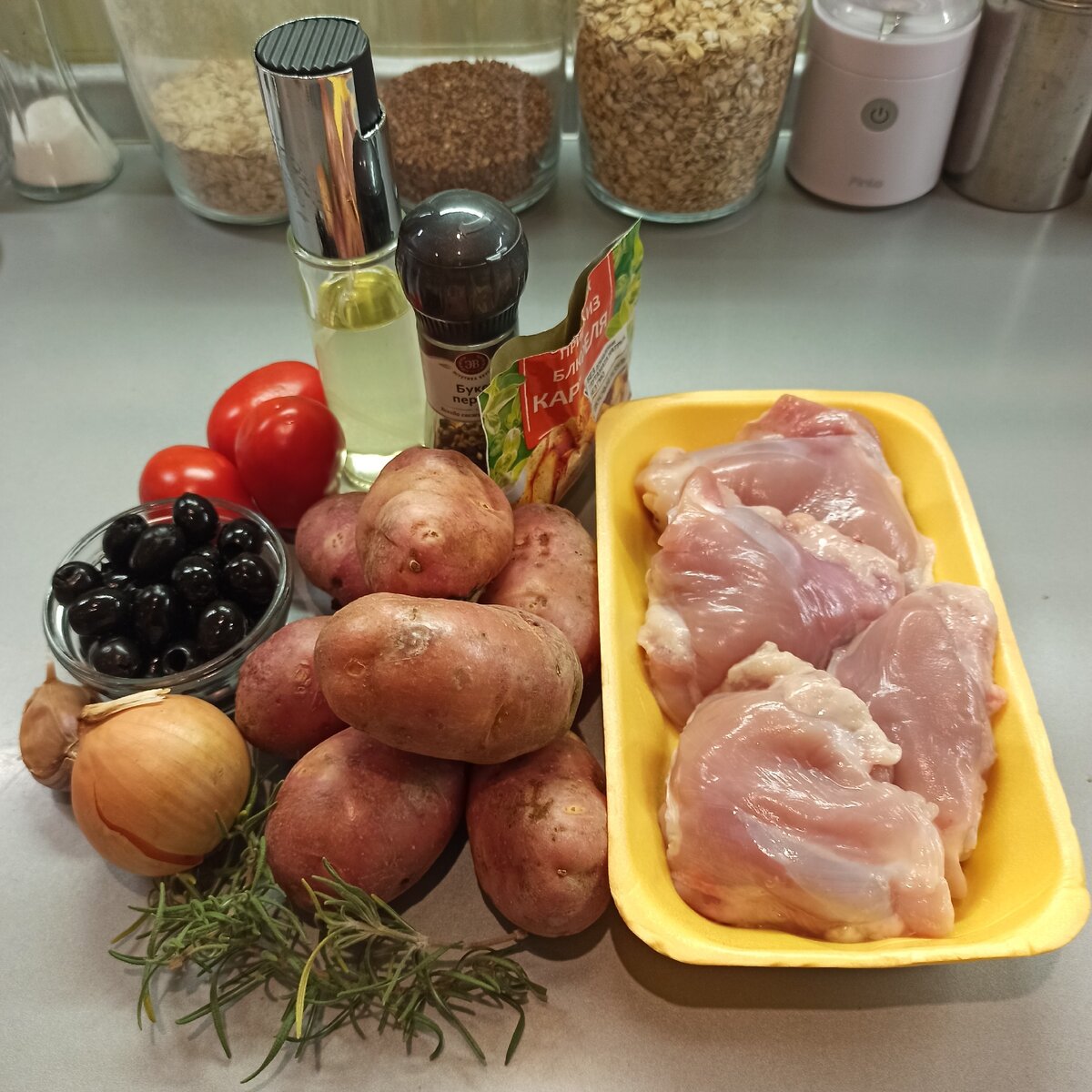 Куриные бедра, картофель, лук репчатый, чеснок, помидоры, маслины, приправа для картофеля и курицы, розмарин, масло растительное, соль, перец по вкусу