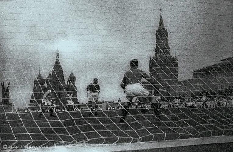 Первый футбольный матч на Красной площади. 1936 год. Источник: fc-dynamo.ru