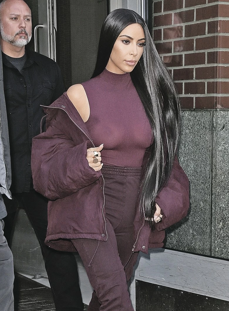 Баклажанный look Ким Кардашьян. Фото: EPA/ТАСС