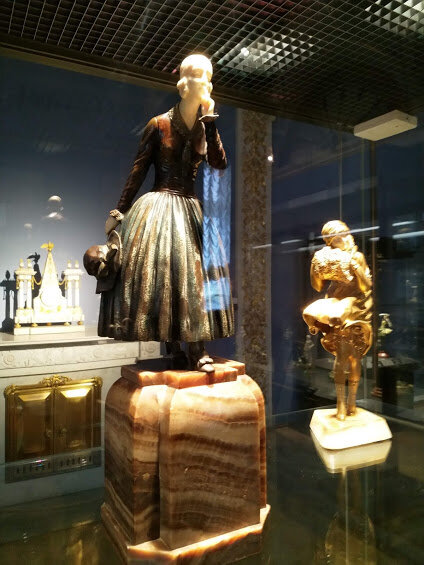 Слева: Демет Чипариус "Тише", справа: Деметр Чепариус "Шквал", из экспонатов эрмитажной выставки